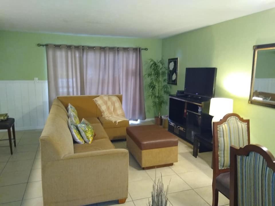 Affordable Two Bedroom Tropical Condo - Private Beach, Pools, Hot Tub 세인트피터즈버그 외부 사진