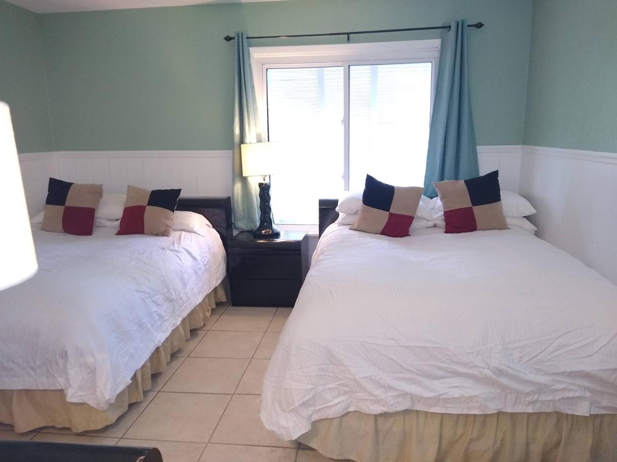 Affordable Two Bedroom Tropical Condo - Private Beach, Pools, Hot Tub 세인트피터즈버그 외부 사진