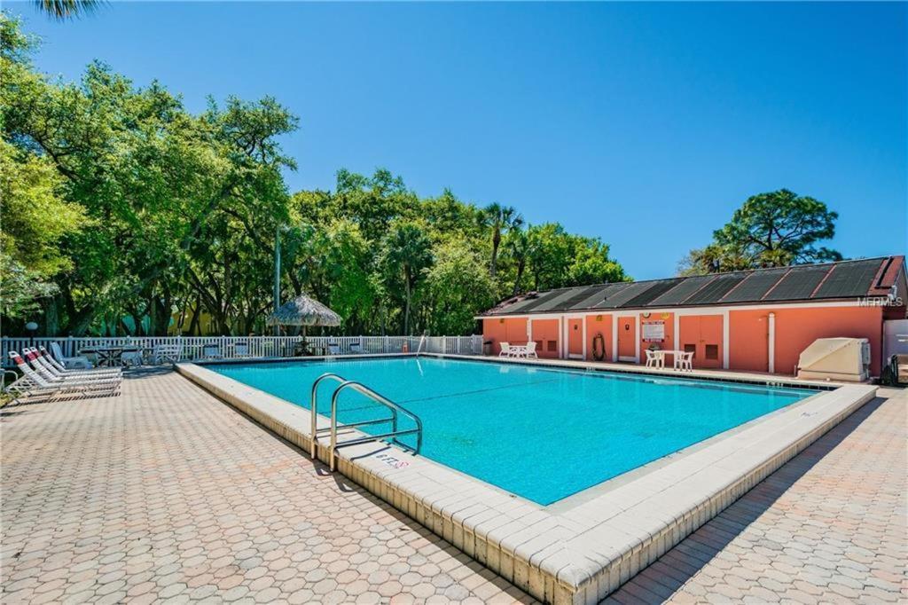 Affordable Two Bedroom Tropical Condo - Private Beach, Pools, Hot Tub 세인트피터즈버그 외부 사진