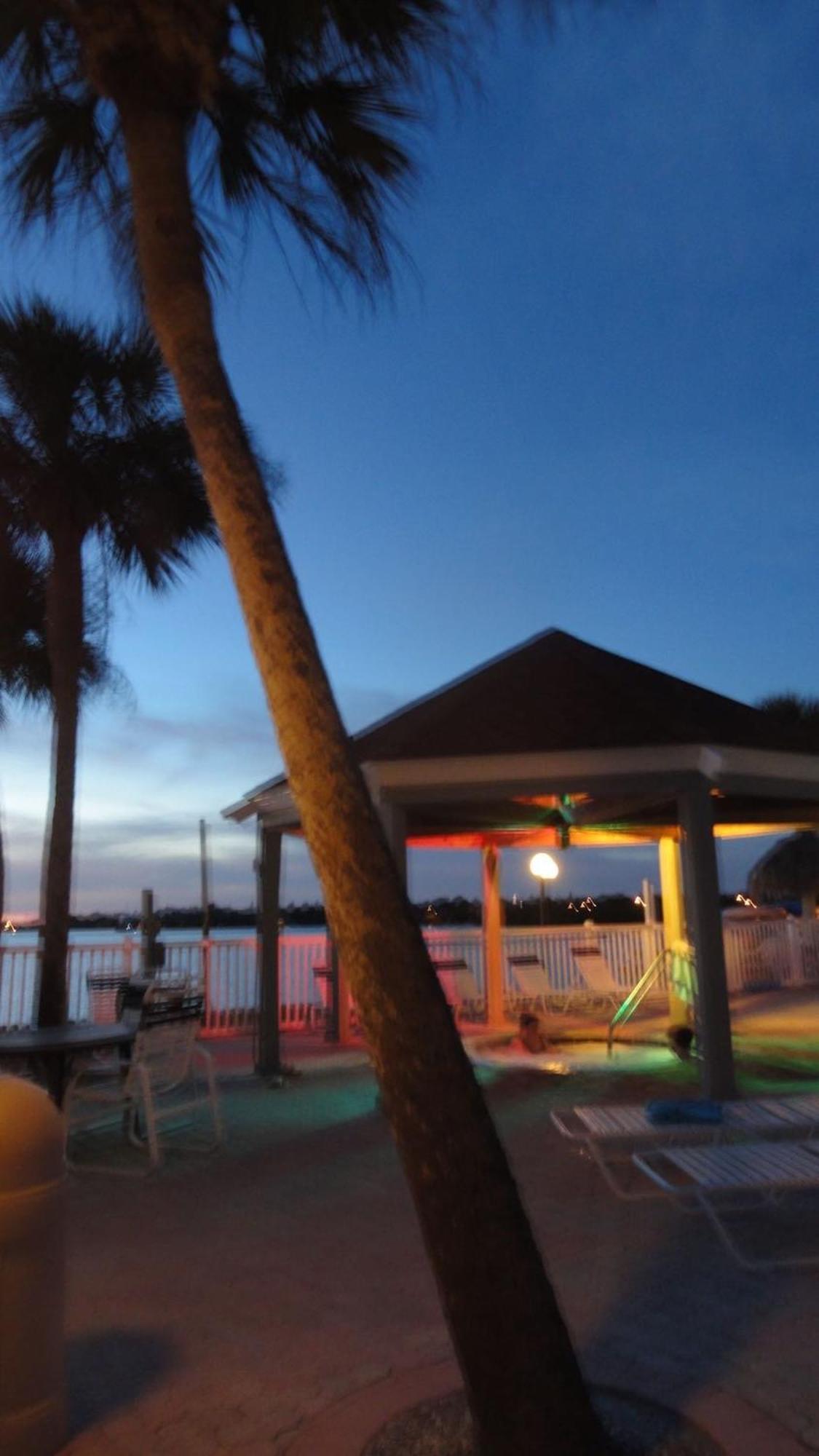 Affordable Two Bedroom Tropical Condo - Private Beach, Pools, Hot Tub 세인트피터즈버그 외부 사진