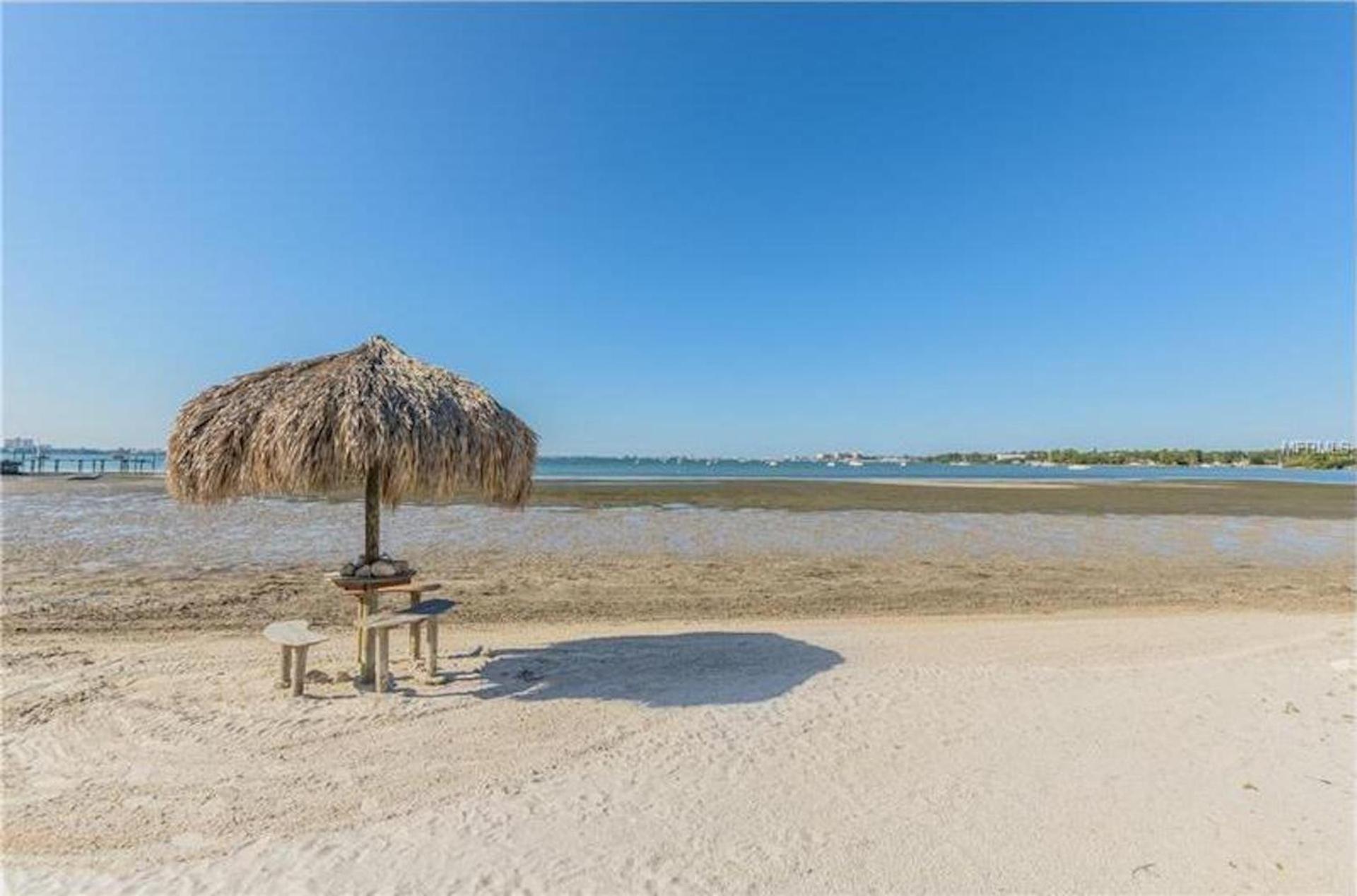 Affordable Two Bedroom Tropical Condo - Private Beach, Pools, Hot Tub 세인트피터즈버그 외부 사진