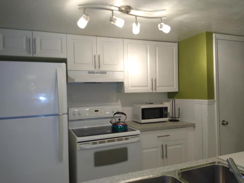 Affordable Two Bedroom Tropical Condo - Private Beach, Pools, Hot Tub 세인트피터즈버그 외부 사진
