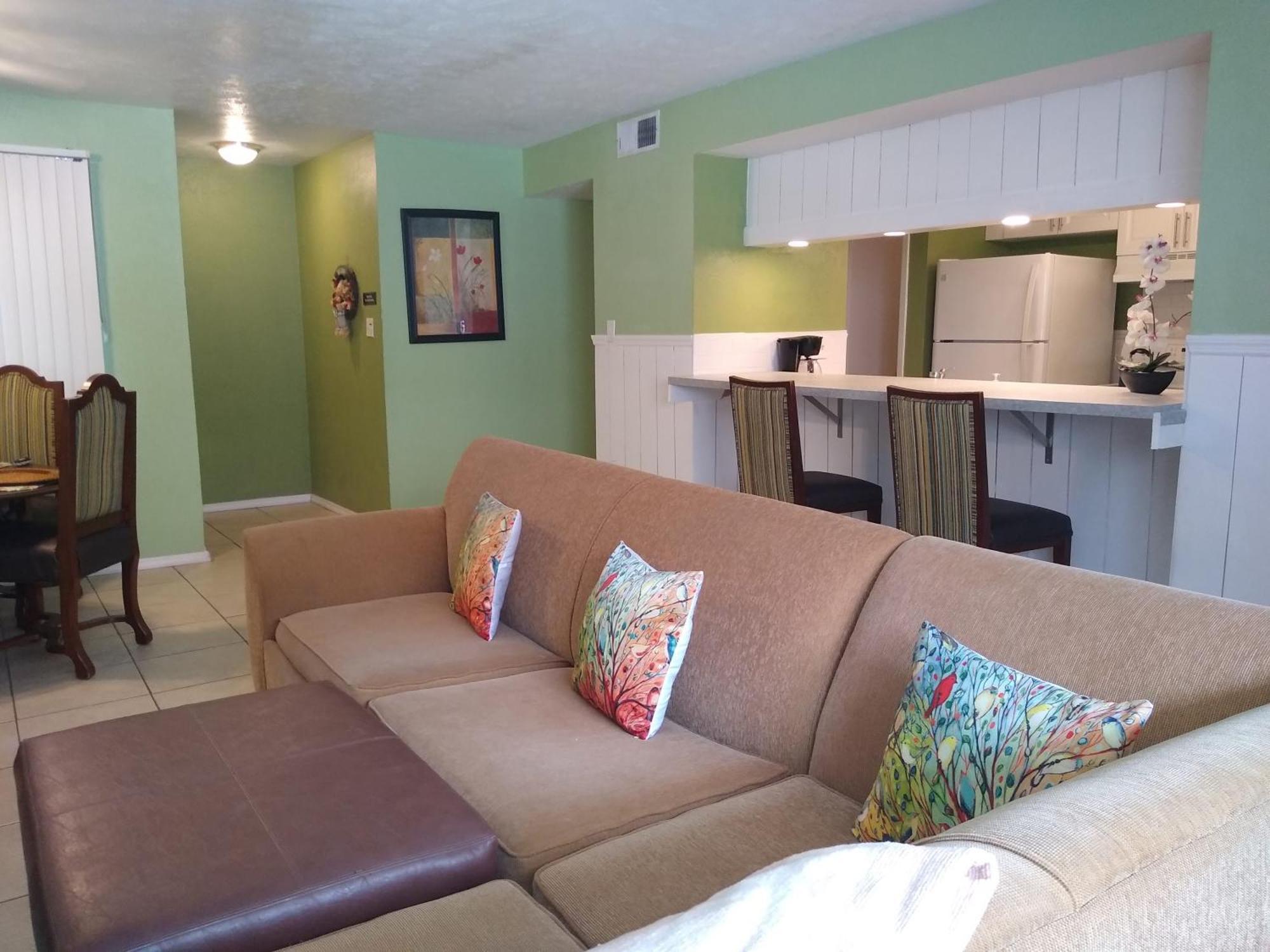 Affordable Two Bedroom Tropical Condo - Private Beach, Pools, Hot Tub 세인트피터즈버그 외부 사진