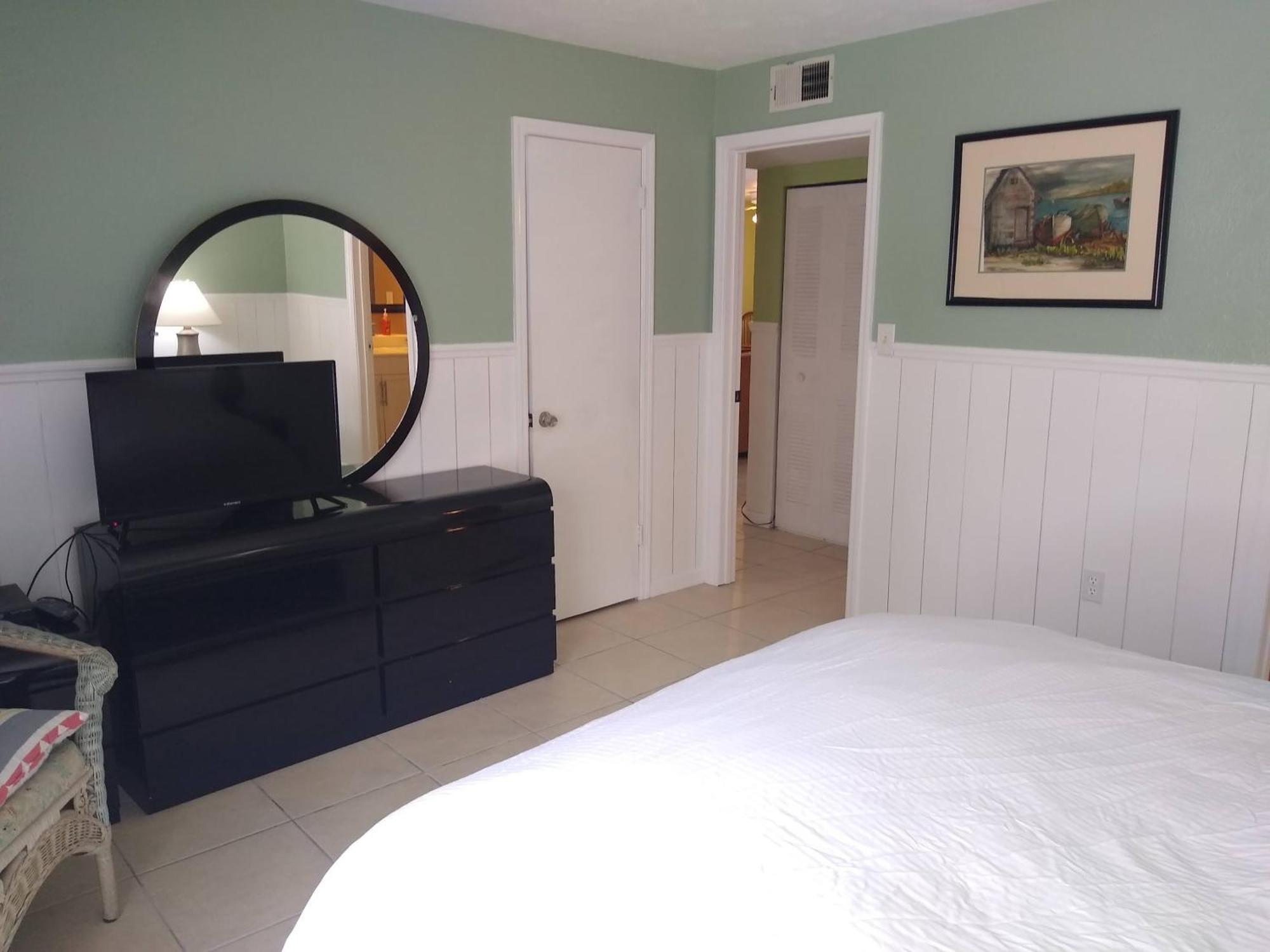 Affordable Two Bedroom Tropical Condo - Private Beach, Pools, Hot Tub 세인트피터즈버그 외부 사진