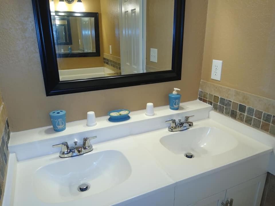 Affordable Two Bedroom Tropical Condo - Private Beach, Pools, Hot Tub 세인트피터즈버그 외부 사진