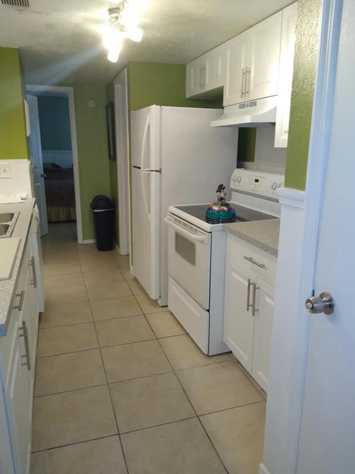 Affordable Two Bedroom Tropical Condo - Private Beach, Pools, Hot Tub 세인트피터즈버그 외부 사진