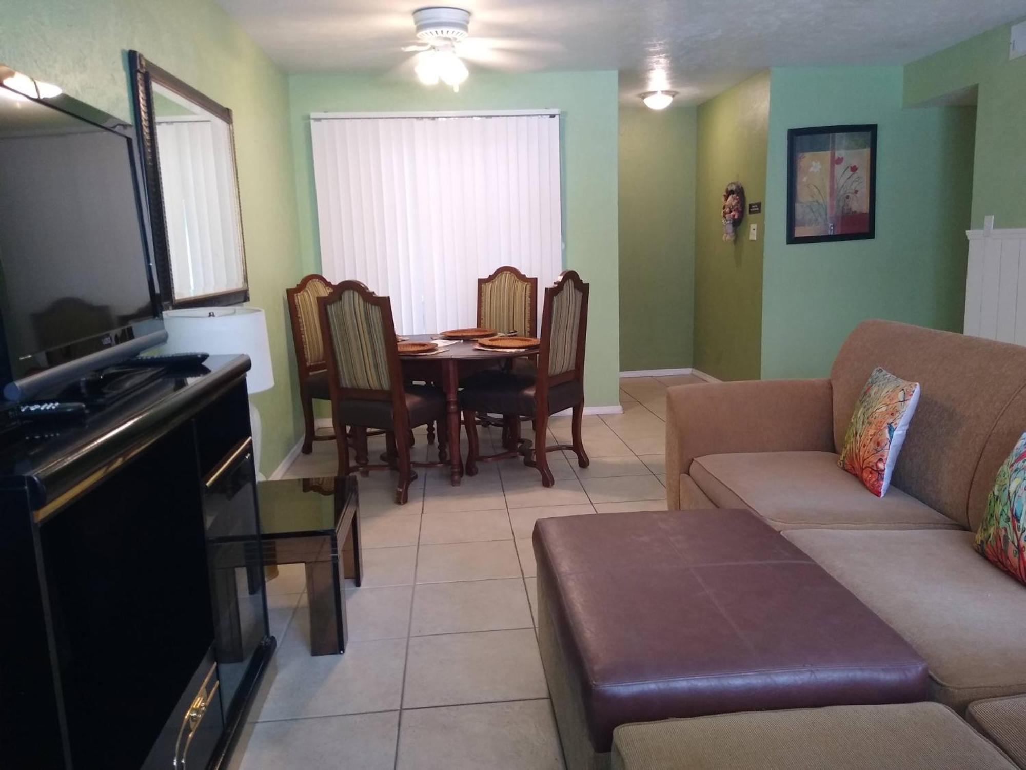 Affordable Two Bedroom Tropical Condo - Private Beach, Pools, Hot Tub 세인트피터즈버그 외부 사진